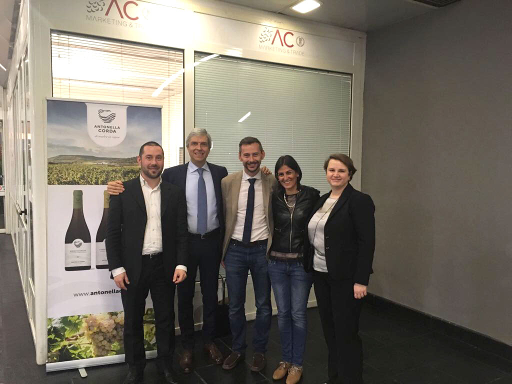 Il team di AC Marketin nel loro ufficio a Vinitaly